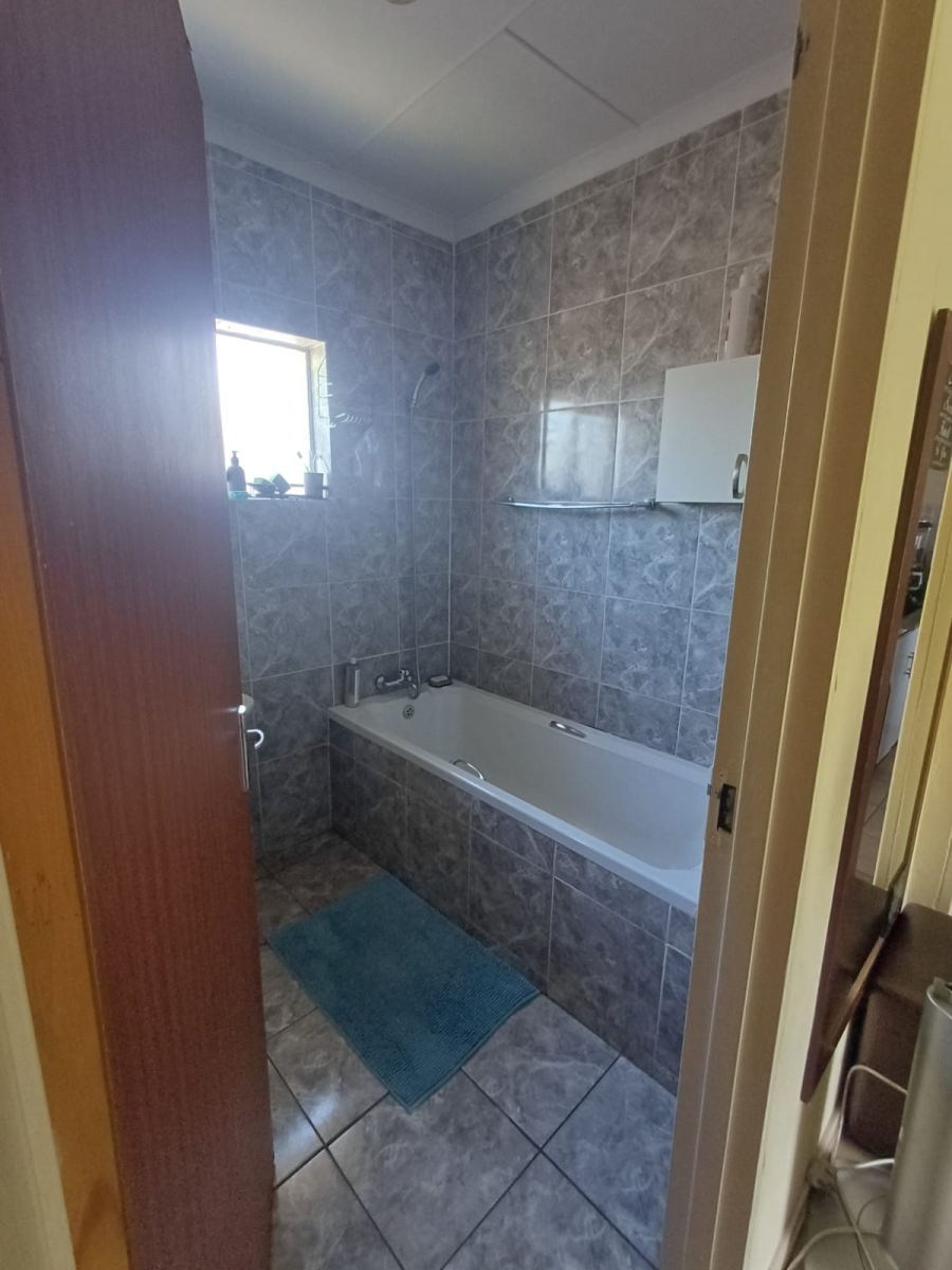 To Let 2 Bedroom Property for Rent in Komani Park Eastern Cape